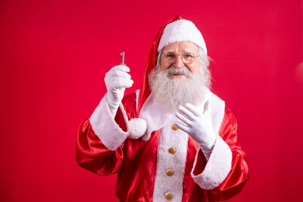 Jultomten Håller Nycklar Till Nytt Hus Eller Lägenhet Röd Bakgrund — Stockfoto