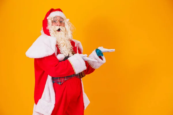 Papai Noel Apontando Para Lado Com Espaço Para Texto — Fotografia de Stock