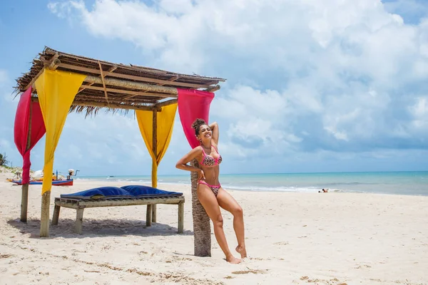 Negro Afro Joven Linda Chica Pelo Rizado Bikini Playa Vacaciones — Foto de Stock