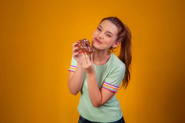 Молода Руда Жінка Їсть Смачні Шоколадні Пончики Розмазаним Топінгом — стокове фото