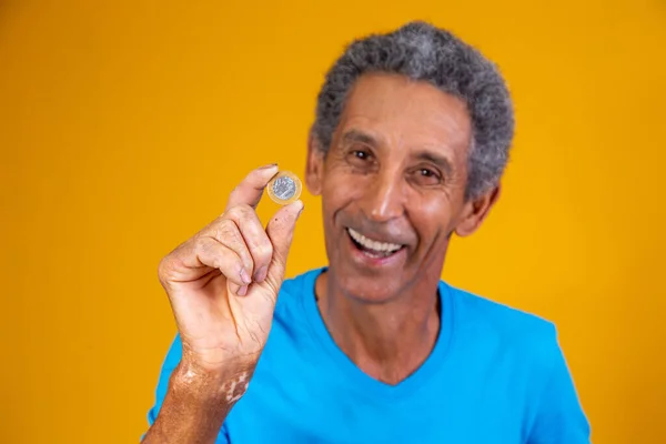 Starszy Mężczyzna Trzyma Ręku Brazylijską Prawdziwą Monetę — Zdjęcie stockowe