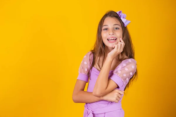 幸せな笑顔の女の子の黄色の背景の肖像画 — ストック写真