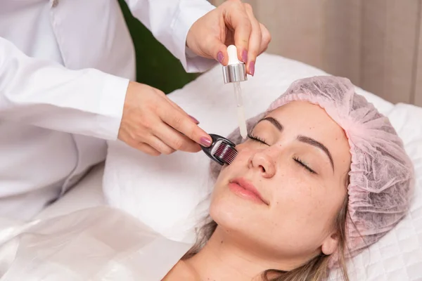 Close Female Face Dermaroller Mesotherapy Procedures Skin Care Home Salon — Stock Photo, Image