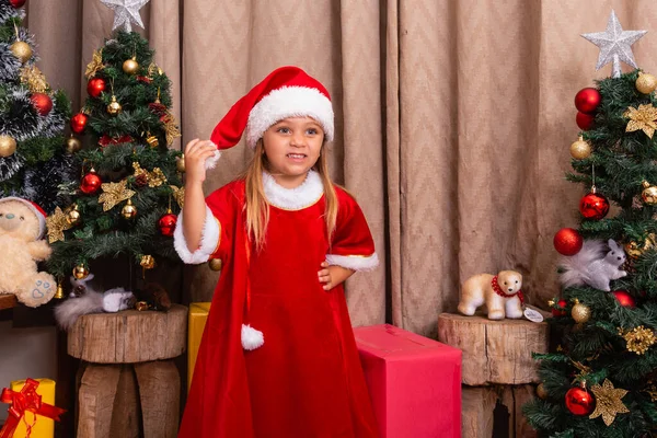 Söt Liten Kaukasiska Flicka Klädd Till Jul Hemma Flicka Jul — Stockfoto