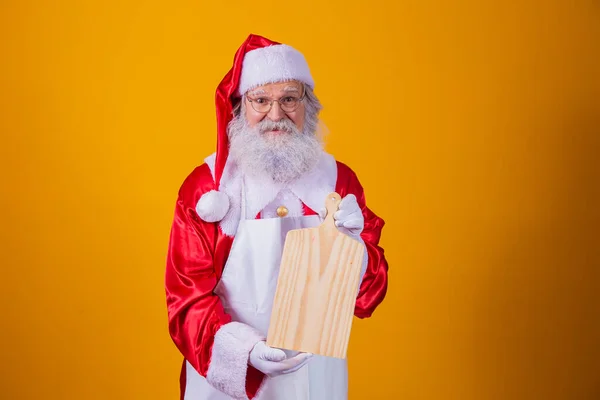 Santa Claus Oblečený Zástěře Drží Prázdné Maso Palubě Žlutém Pozadí — Stock fotografie