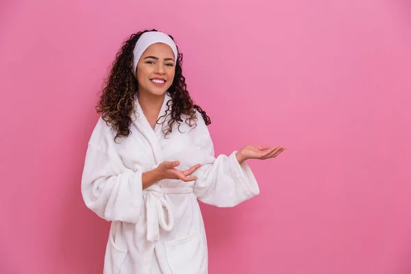 Beautiful Afro Woman Dressed Bathrobe Pointing Side Pink Background Afro — Stock Photo, Image