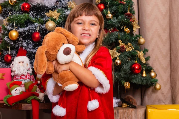 Roztomilá Malá Běloška Oblečená Vánoce Doma Dívka Vánoční Pozadí Oblečené — Stock fotografie