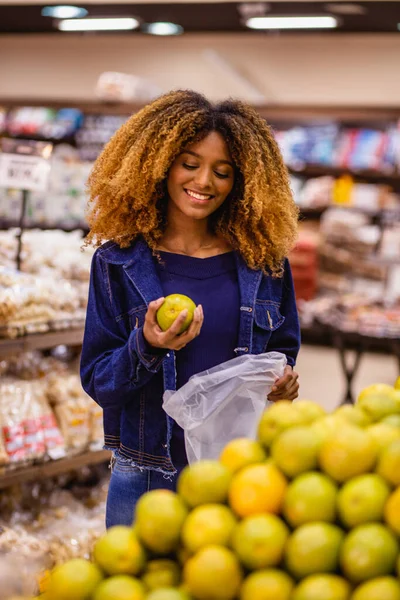 Giovane Donna Nel Supermercato Comprare Arancione — Foto Stock