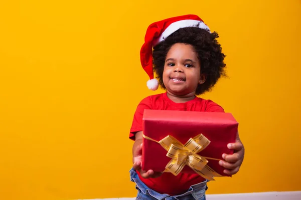 Usmívající Afro Dítě Santa Claus Červený Klobouk Drží Vánoční Dárek — Stock fotografie