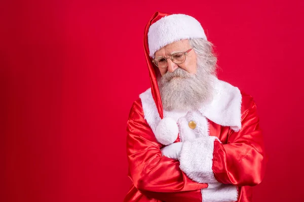 Jultomten Ledsen Och Deprimerad Över Röd Bakgrund Bär Glasögon Och — Stockfoto