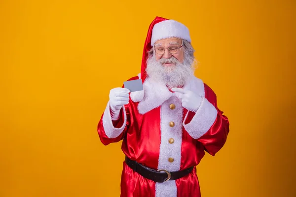 Zdjęcie Świętego Mikołaja Trzymającego Kartę Kredytową Żółtym Tle Łatwa Koncepcja — Zdjęcie stockowe