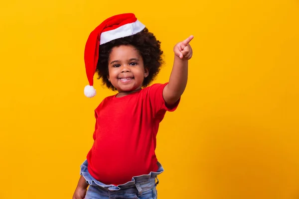 Pequeña Afro Niña Camiseta Roja Sombrero Santa Vestida Para Navidad —  Fotos de Stock