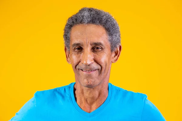 Afro Anciano Sonriendo Mirando Cámara Con Espacio Para Texto —  Fotos de Stock