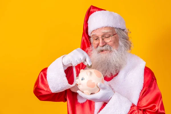Der Weihnachtsmann Steckt Münzen Ein Keramik Sparschwein Sparkonzept Zum Jahresende — Stockfoto