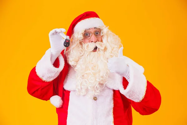 Santa Claus Niesie Kluczyki Samochodu Specjalnej Promocji Koniec Roku — Zdjęcie stockowe