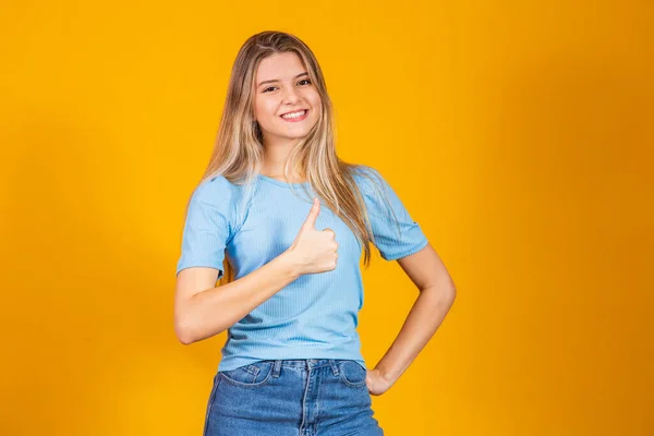 Mavi Gömlekli Mutlu Beyaz Bir Kadın Başparmak Işareti Yaptırıyor Gülümseyerek — Stok fotoğraf
