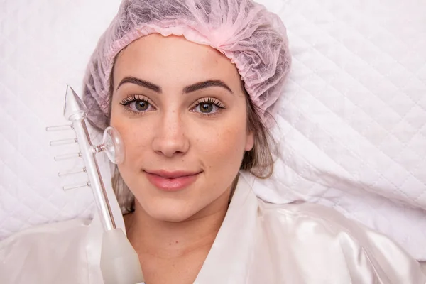 Aparatura Kosmetologiczna Darsonvala Procedura Czyszczenia Twarzy Pielęgnacja Skóry Salonie Profesjonalny — Zdjęcie stockowe