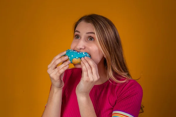 Lezzetli Renkli Çörekler Yiyen Sarışın Bir Kızın Portresi — Stok fotoğraf
