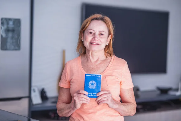 Äldre Kvinnliga Arbetare Som Håller Det Brasilianska Arbetskortet Handen Äldre — Stockfoto