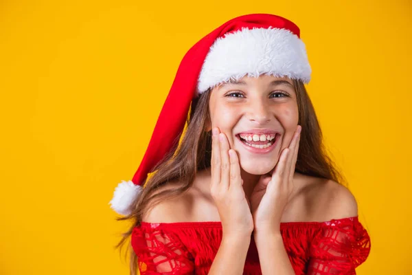 Portrét Kavkazské Usměvavé Dívky Santově Klobouku Žlutém Pozadí Vánoční Šťastný — Stock fotografie