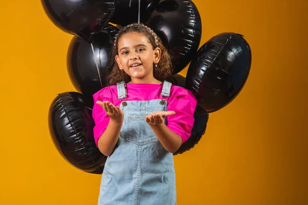 Kara Cuma Günü Elinde Siyah Balonlarla Gülümseyen Küçük Bir Kız — Stok fotoğraf