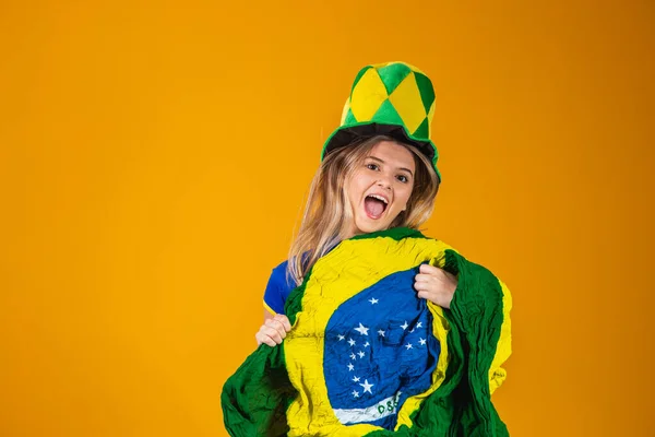 Bionda Tifoso Brasiliano Celebra Sfondo Giallo — Foto Stock