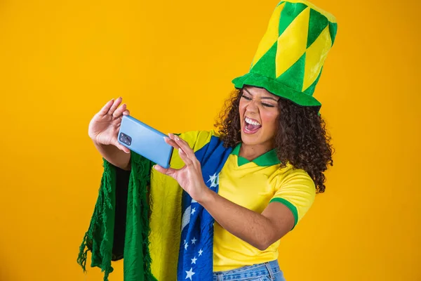 Sostenitore Della Squadra Calcio Brasiliana Che Celebra Gol Guardando Smartphone — Foto Stock