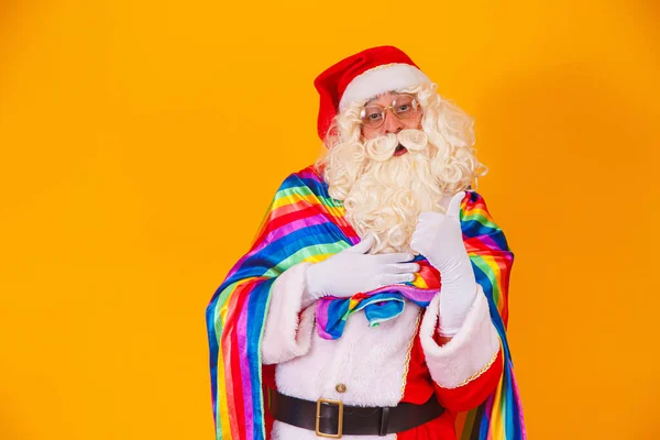サンタクロースはLgbtの旗を掲げている クリスマスゲイプライドの概念 黄色の背景にゲイサンタクロース サンタクロースはゲイ — ストック写真