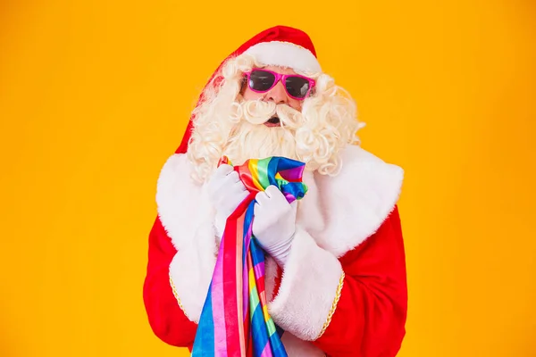戴著Lgbt国旗的同性恋圣诞老人 圣诞同性恋骄傲的概念 黄色背景的同性恋圣诞老人 圣诞老人是同性恋 — 图库照片
