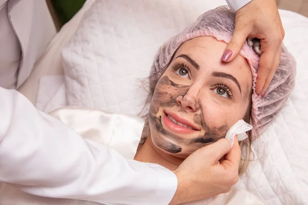 Kobieta Leży Gabinecie Kosmetologa Zabiegu Nawilżania Twarzy Kosmetolog Nakłada Maskę — Zdjęcie stockowe