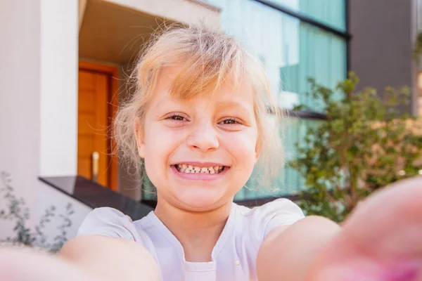 Zamknij Się Mała Dziewczynka Robi Selfie — Zdjęcie stockowe