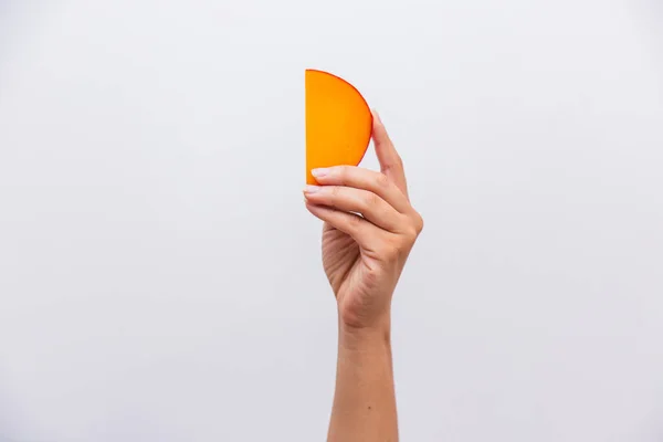 Closeup Hand Holding Piece Edam Cheese — Stock Photo, Image