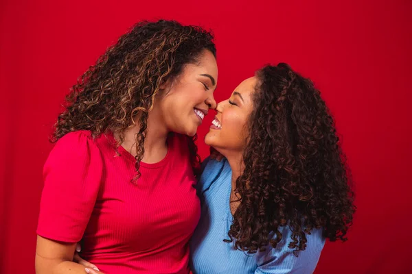 Porträtt Unga Afro Kvinnor Lesbiska Par Röd Bakgrund Hbt Konceptet — Stockfoto