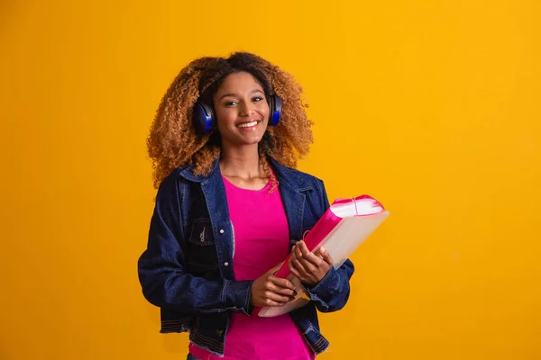Sarı Arka Plan Kitapları Olan Genç Afro Bir Öğrenci — Stok fotoğraf