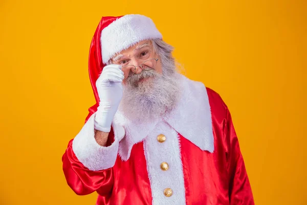 Santa Claus Dívá Kamery Vánoce Blíží Veselé Vánoce Santa Dívá — Stock fotografie