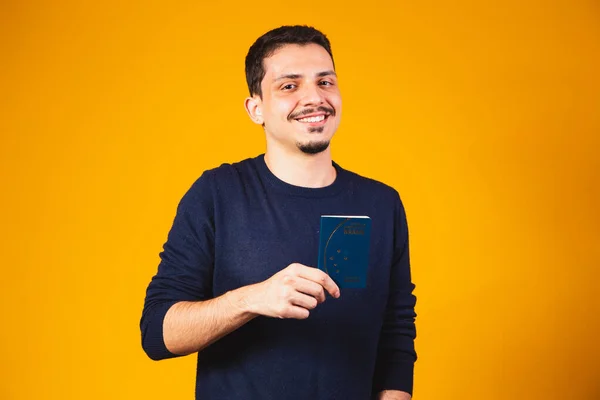 Portret Van Een Jongen Met Een Braziliaans Paspoort Zijn Handen — Stockfoto