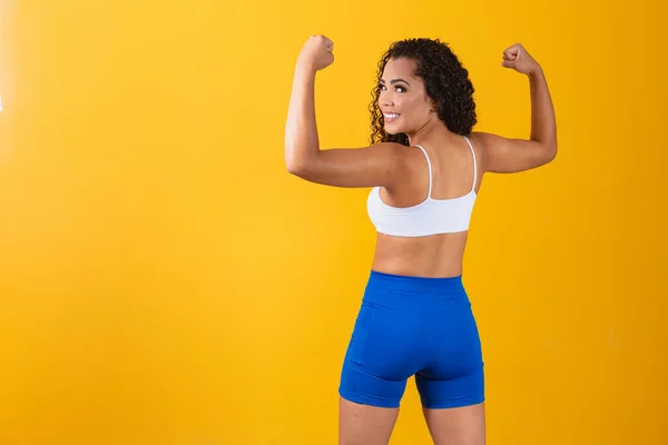 Mujer Joven Atlética Mostrando Músculos Espalda Bíceps — Foto de Stock