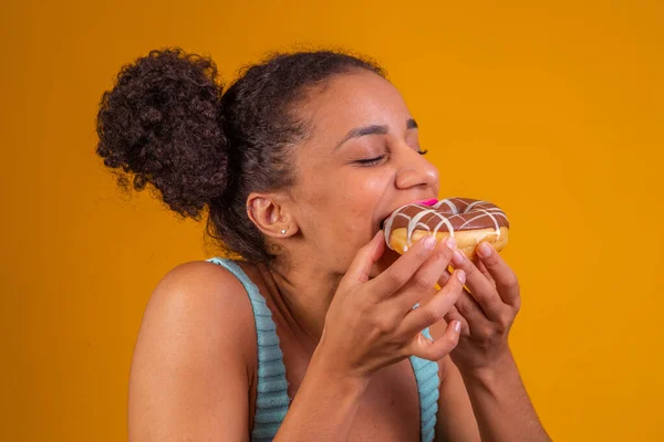 Mujer Afro Joven Comiendo Deliciosas Rosquillas Chocolate — Foto de Stock