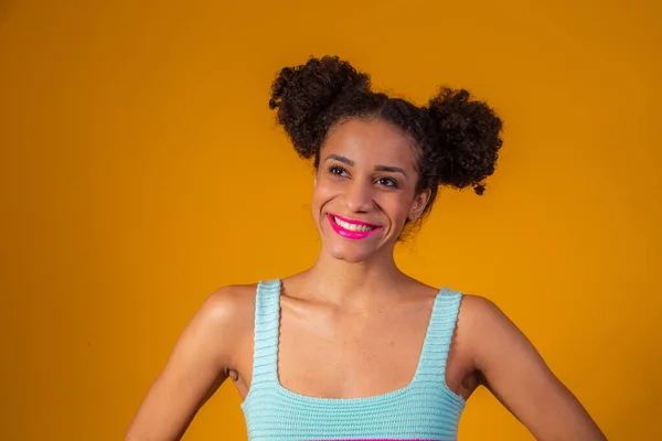 Sarı Arka Planda Saç Topuzu Giyen Afro Kadın Kameraya Gülümse — Stok fotoğraf