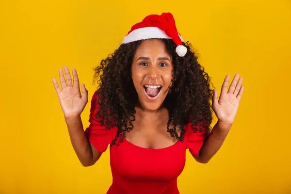 Expressieve Opgewonden Vrouw Met Santa Hat Gele Achtergrond — Stockfoto