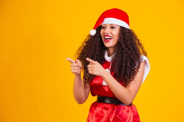 Mladá Noelete Oblečená Vánoce Ukazující Volné Místo Pro Text — Stock fotografie