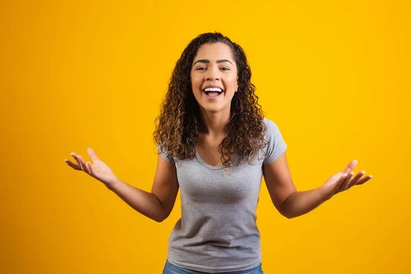 Sarı Arka Planda Gülümseyen Genç Afro Bir Kadın Mesaj Için — Stok fotoğraf