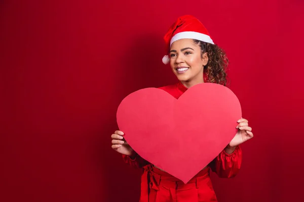 Sorrindo Jovem Afro Menina Chapéu Natal Segurando Enorme Cartão Coração — Fotografia de Stock