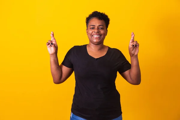 Mujer Negra Con Dedos Cruzados Deseando Suerte — Foto de Stock
