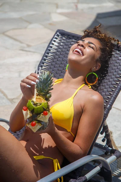 Jonge Vrouw Vakantie Met Een Ananas Drankje — Stockfoto