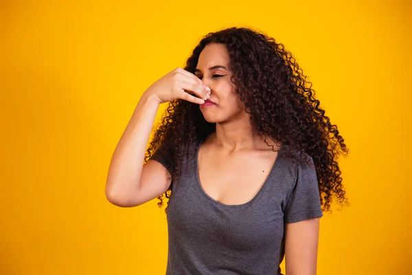 Afro Woman Feeling Disgusted Holding Nose Avoid Smelling Foul Unpleasant — Stock Photo, Image