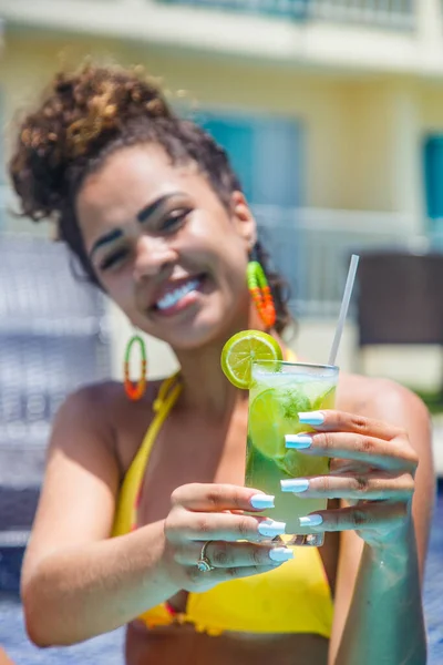 Mujer Joven Vacaciones Piscina Del Hotel Tomando Una Deliciosa Bebida — Foto de Stock