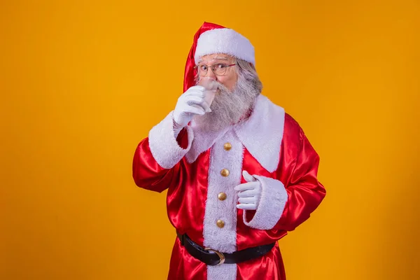 Der Weihnachtsmann Trinkt Ein Glas Wasser Auf Gelbem Hintergrund Mit — Stockfoto