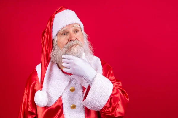 Nachdenklicher Weihnachtsmann Auf Rotem Hintergrund Echtes Weihnachtsmanndenken — Stockfoto