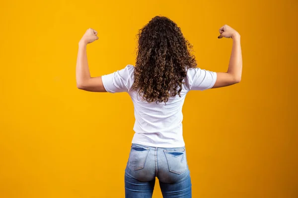 腕の筋肉を見せる背中を持つ女性 強い概念 — ストック写真